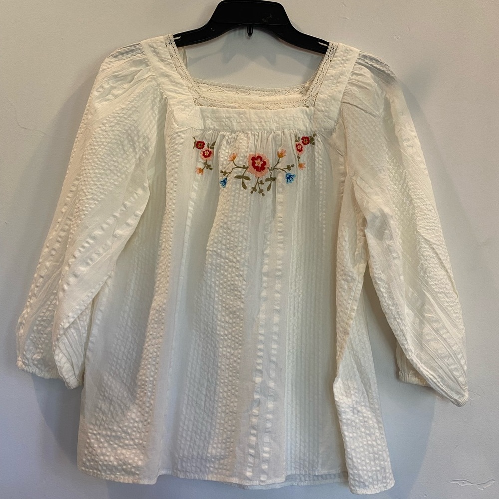 Adorable Lauren Conrad square neck flowy top. Size xs but small would fit too!:)